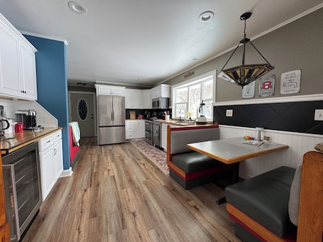 Geladeira, micro-ondas, fogão, cooktop