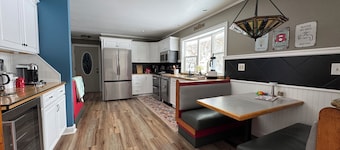 the HUB - Creative Sharp Ranch Home beside Letchworth SUNY Finger Lakes Niagara