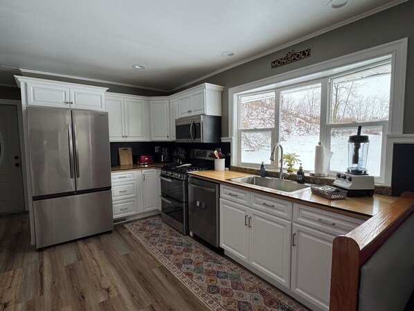 Kjøleskap, mikrobølgeovn, ovn og kokeplater