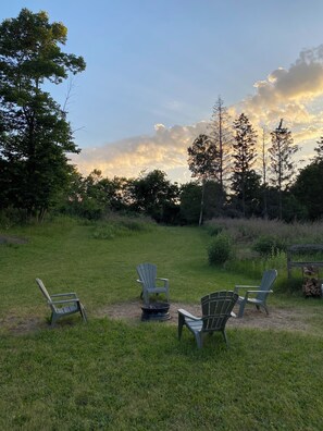 Property grounds - the HUB - Fun Board Game 1980s Vibe @ Letchworth - 8 mins SUNY Geneseo - 3BD 2BA (Mount Morris)