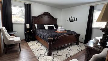 3 sovrum, skrivbord, strykjärn/strykbräda och resesäng