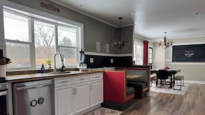 Private kitchen - the HUB - Fun Board Game 1980s Vibe @ Letchworth - 8 mins SUNY Geneseo - 3BD 2BA (Mount Morris)