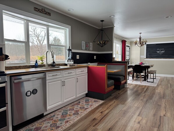 Kjøleskap, mikrobølgeovn, ovn og kokeplater