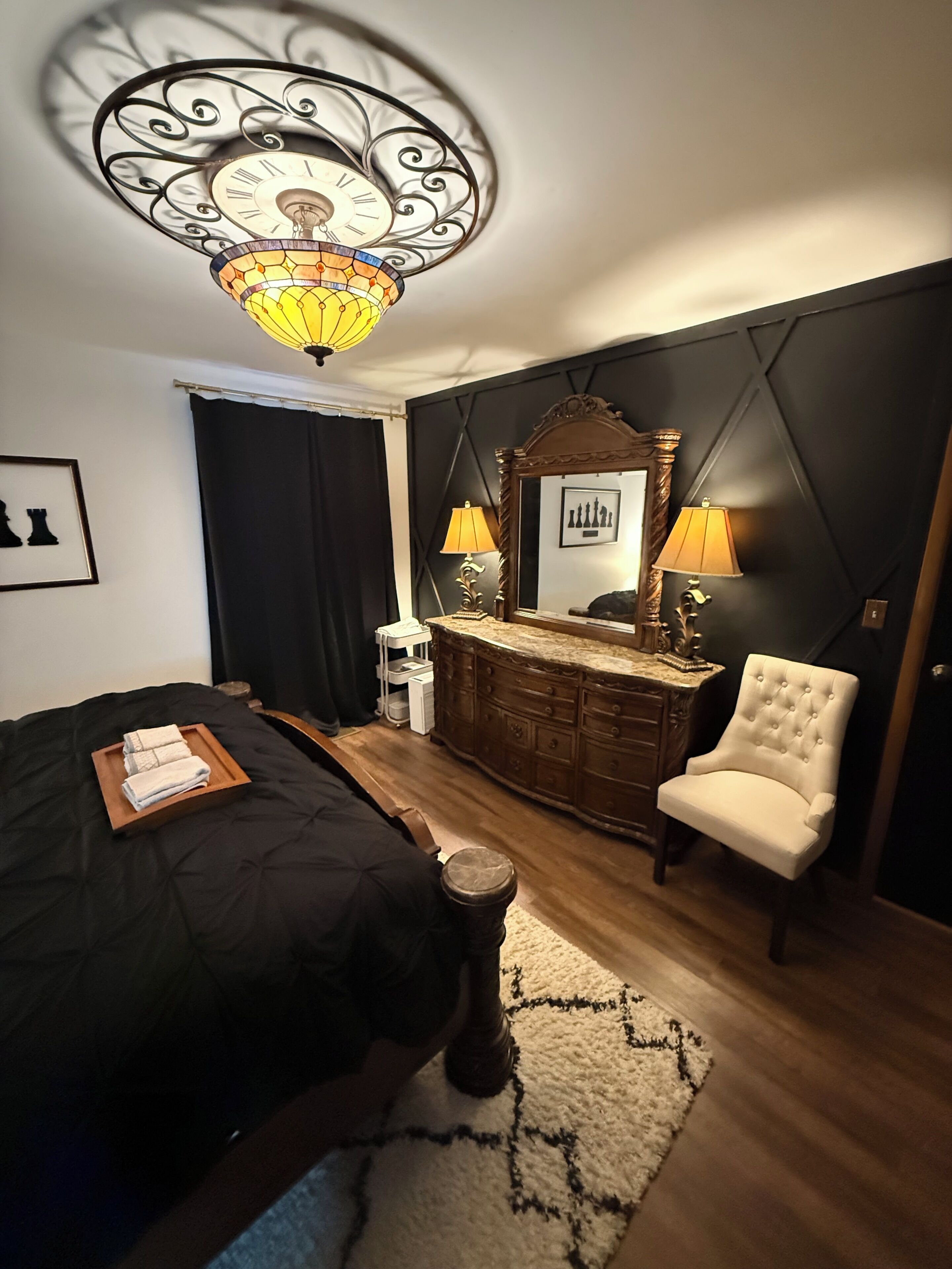 3 bedrooms, desk, iron/ironing board, travel crib