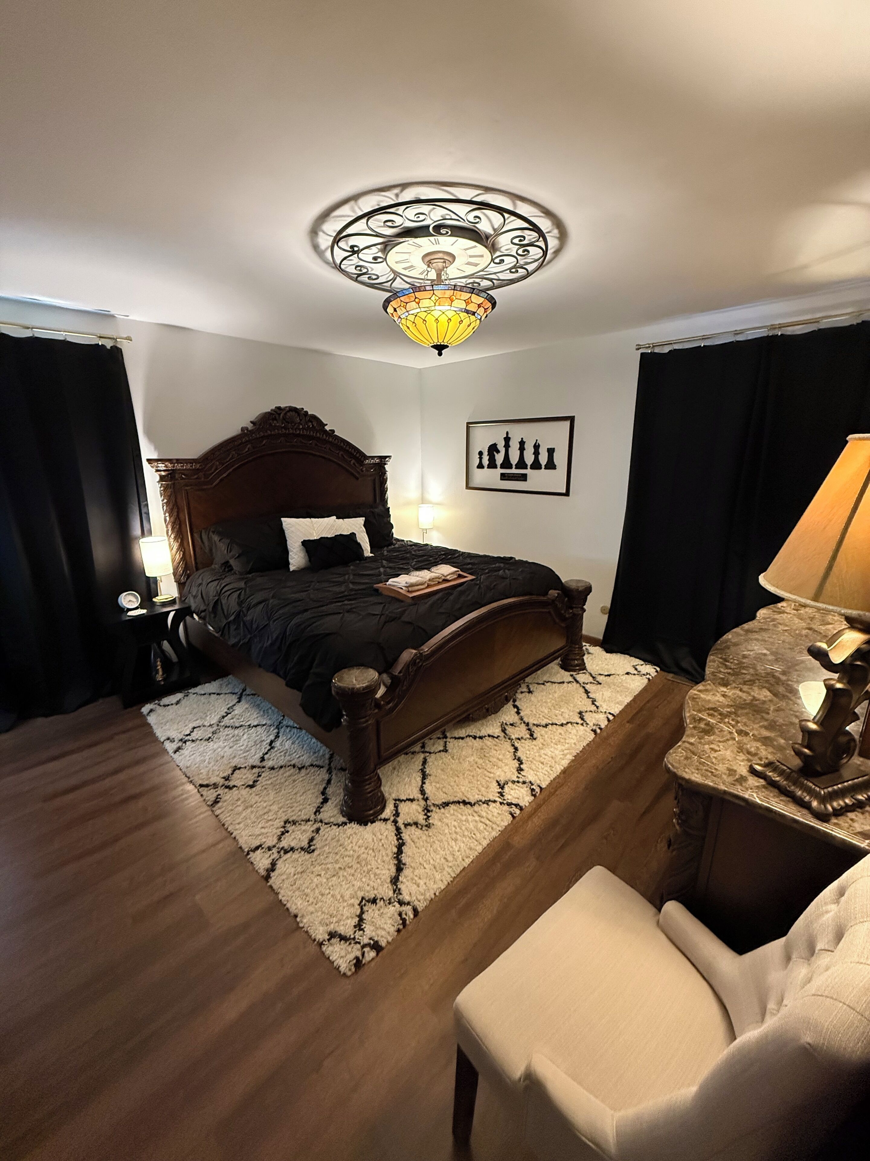 3 quartos, escrivaninha, ferros/tábuas de passar roupa, berço de viagem