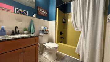 Hårtork, handdukar, tvål och schampo