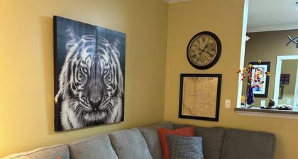 Auburn First Floor Condo. Walking Distance To Jordan Hare and Auburn Arena