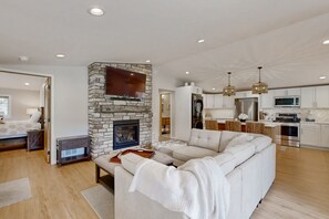 TV, fireplace - Stunning secluded cabin / ATV trails / Pond views / Hot tub / WiFi / Wildlife (Deadwood)