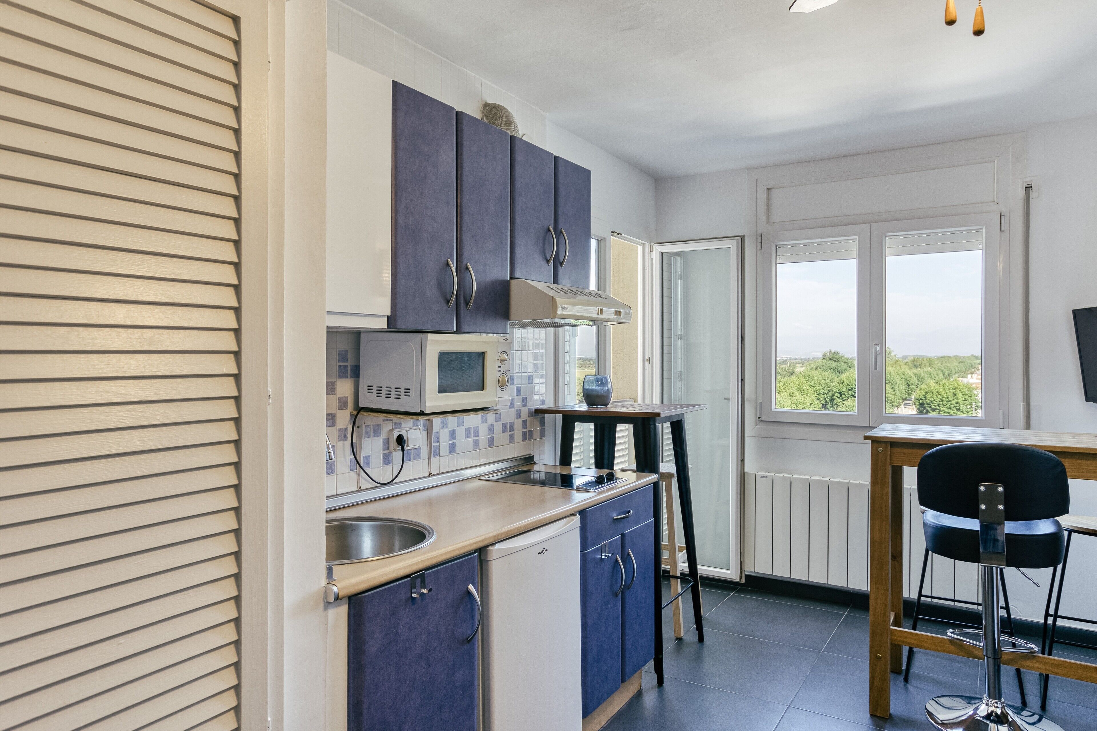 Réfrigérateur, micro-ondes, plaque de cuisson, cafetière/bouilloire