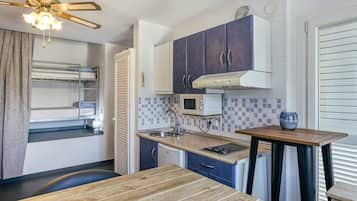 Een koelkast, een magnetron, een kookplaat