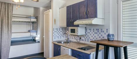 ثلاجة، ميكروويف، موقد طهي مسطح، ماكينة لصنع القهوة/الشاي