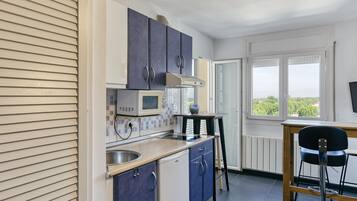 Een koelkast, een magnetron, een kookplaat