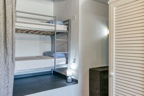 1 bedroom, bed sheets