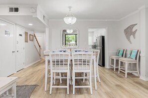 Dining - Spacious townhome, private beach access (Destin)
