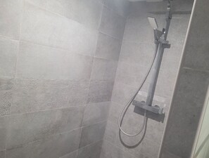 Dusche, Haartrockner, Handtücher, Toilettenpapier