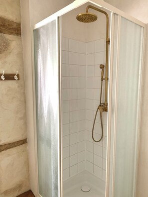 Hair dryer, towels - Gite Simple et Authentique, au Calme Pour les Amoureux de la Nature (Bazoges-en-Pareds)