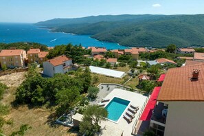 Una piscina al aire libre, una piscina climatizada