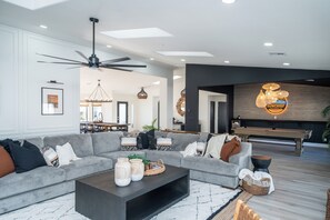 Smart-TV, peis, bøker og musikkbibliotek