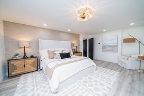 5 soverom, skrivebord, strykejern/-brett og reiseseng for barn