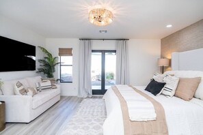 5 habitaciones, escritorio y tabla de planchar con plancha 