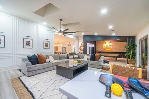 Smart-tv, eldstad, böcker och ett musikbibliotek