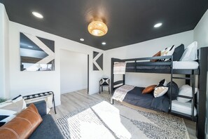 5 Schlafzimmer, Schreibtisch, Bügeleisen/Bügelbrett, Reisekinderbett