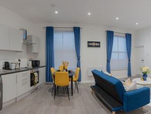 Apartment | Private kitchen | Fridge, microwave, oven, stovetop - Modern Apartment in the Heart of Leicester (Leicester)
