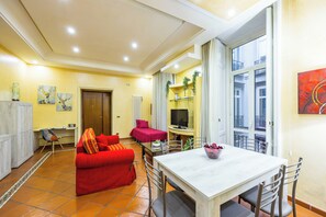 Appartement | Coin séjour | Télévision à écran plat de 35 pouces avec chaînes numériques