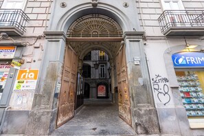 Exterior - Yellow City Apartment by Wonderful Italy (Naples)