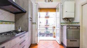 Apartemen | Dapur pribadi | Ketel listrik dan meja makan