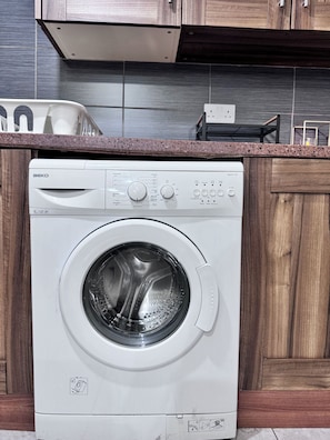 Huoneisto, näköala puutarhaan | Pesulapalvelu