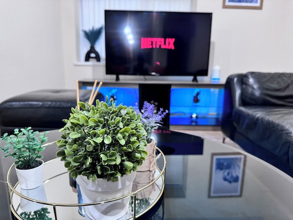 Huoneisto, näköala puutarhaan | Oleskelualue | Taulutelevisio