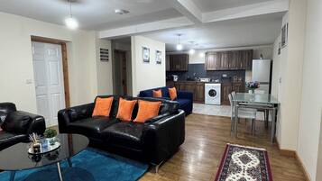 Apartment, Garden View | In-room dining