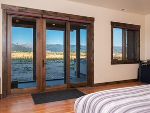 4 室のベッドルーム、デスク、WiFi (無料)、ベッドシーツ