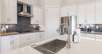 Gorgeous canal-front home with private pool, WIFI, and washer/dryer