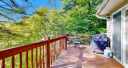 Lakeside Bliss: Tranquil Retreat on Nantahala Lake with firepit