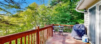 Lakeside Bliss: Tranquil Retreat on Nantahala Lake with firepit