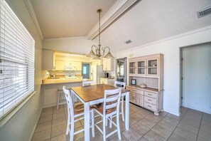 Dining - 651 - Great home - Golf Cart - 3 Bedrooms with Screen Porch (Panama City Beach)