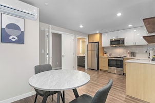 Refrigerador, microondas, horno, placa de cocina