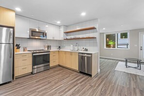 Departamento clásico | Cocina privada | Refrigerador, microondas, horno y parrilla de estufa