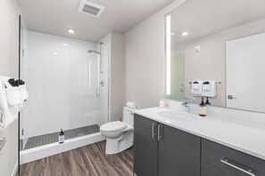 Classic-Apartment | Badezimmer | Dusche, Handtücher