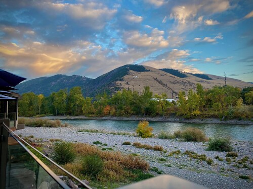 3-bed Mountain View home, Walkable to The UofM, Creek, Hiking trails, GO GRIZ! 