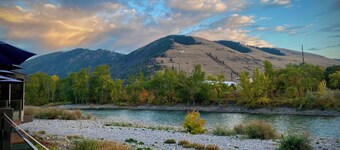 3-bed Mountain View home, Walkable to The UofM, Creek, Hiking trails, GO GRIZ! 