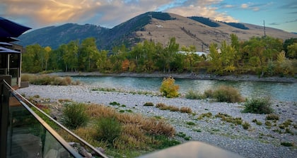 3-bed Mountain View home, Walkable to The UofM, Creek, Hiking trails, GO GRIZ!