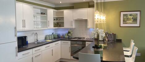 아파트 | 전용 주방 | 냉장고, 전자레인지, 오븐, 쿡탑