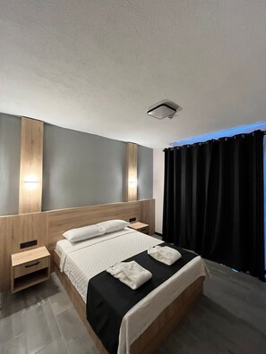 Standaard tweepersoonskamer, niet-roken, uitzicht op zwembad | Beddengoed