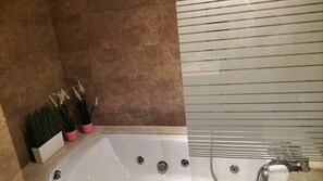 Ducha, bañera de hidromasaje, secador de pelo y bidé