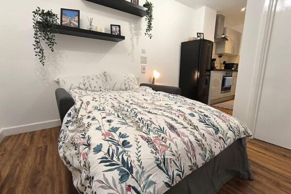 1 bedroom, iron/ironing board, WiFi, bed sheets - Flat on a Market street, Harrow, near the station (Harrow)