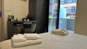 Luxury Room, 1 Queen Bed, Private Bathroom, Ground Floor | Living area