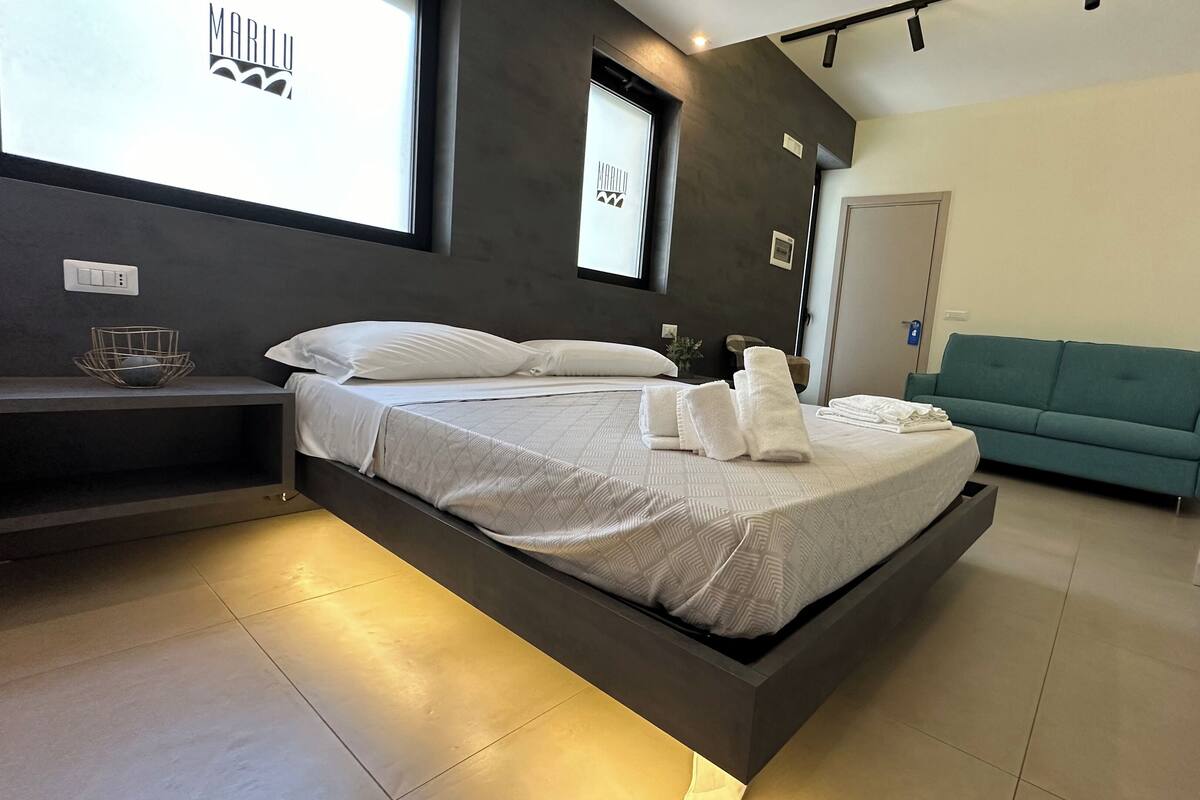 Familierom, 1 queensize-seng med sovesofa, privat bad, 1. etasje | 1 soverom, skrivebord og wi-fi (inkludert)